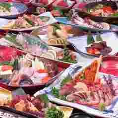 様々な魚のお刺身が作られた美味しそうでおしゃれなお刺身の画像
