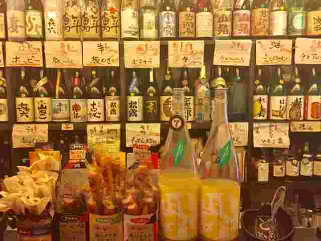 焼酎や果実酒、日本酒等やおつまみが並んだ画像