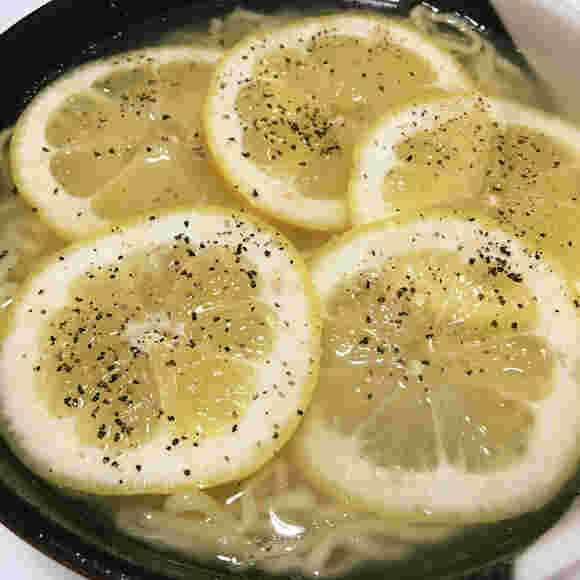 インスタントラーメンにスライスレモンを浮かべ黒胡椒を振った映像