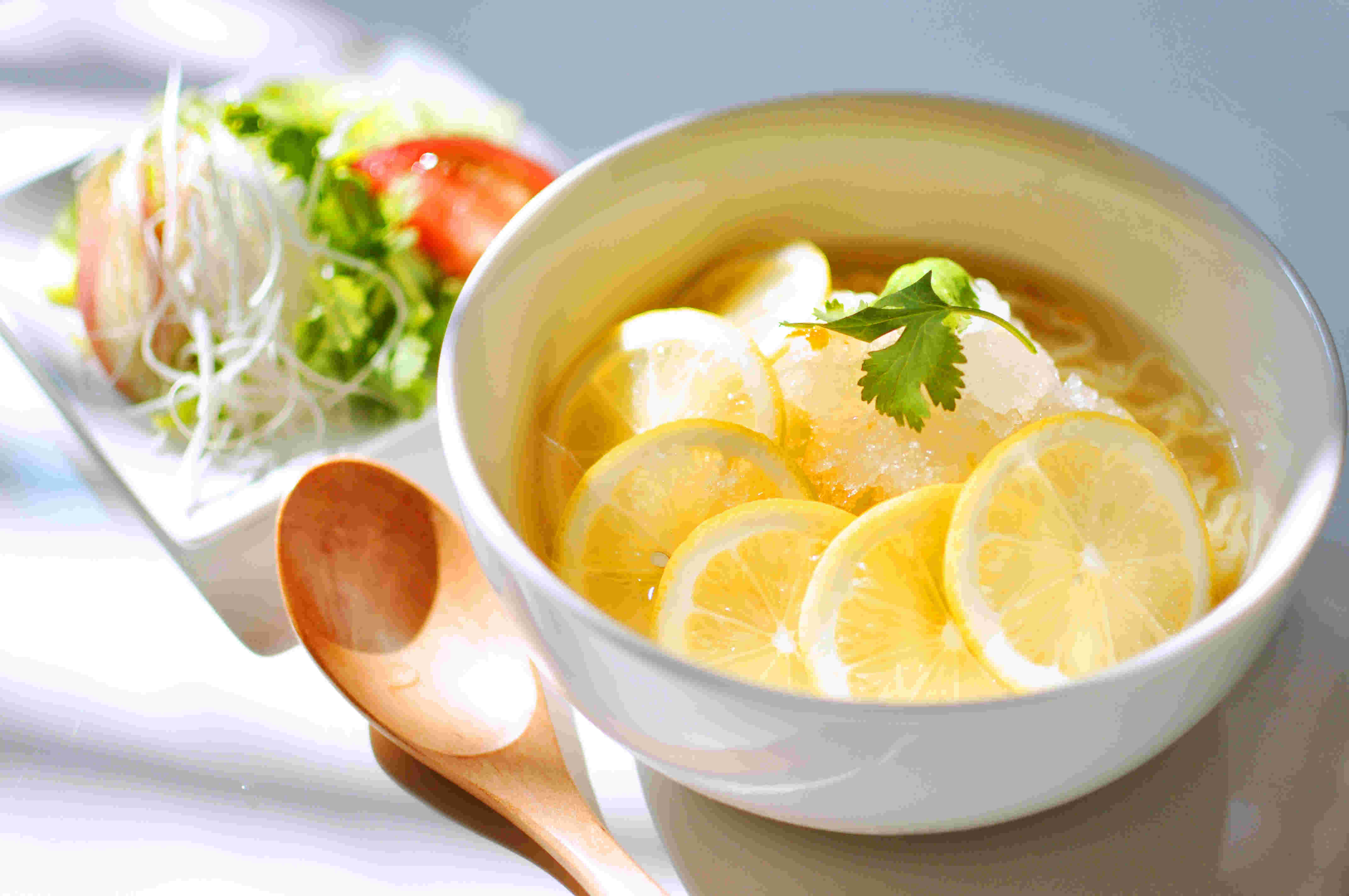 涼やかなレモンラーメンとサラダ