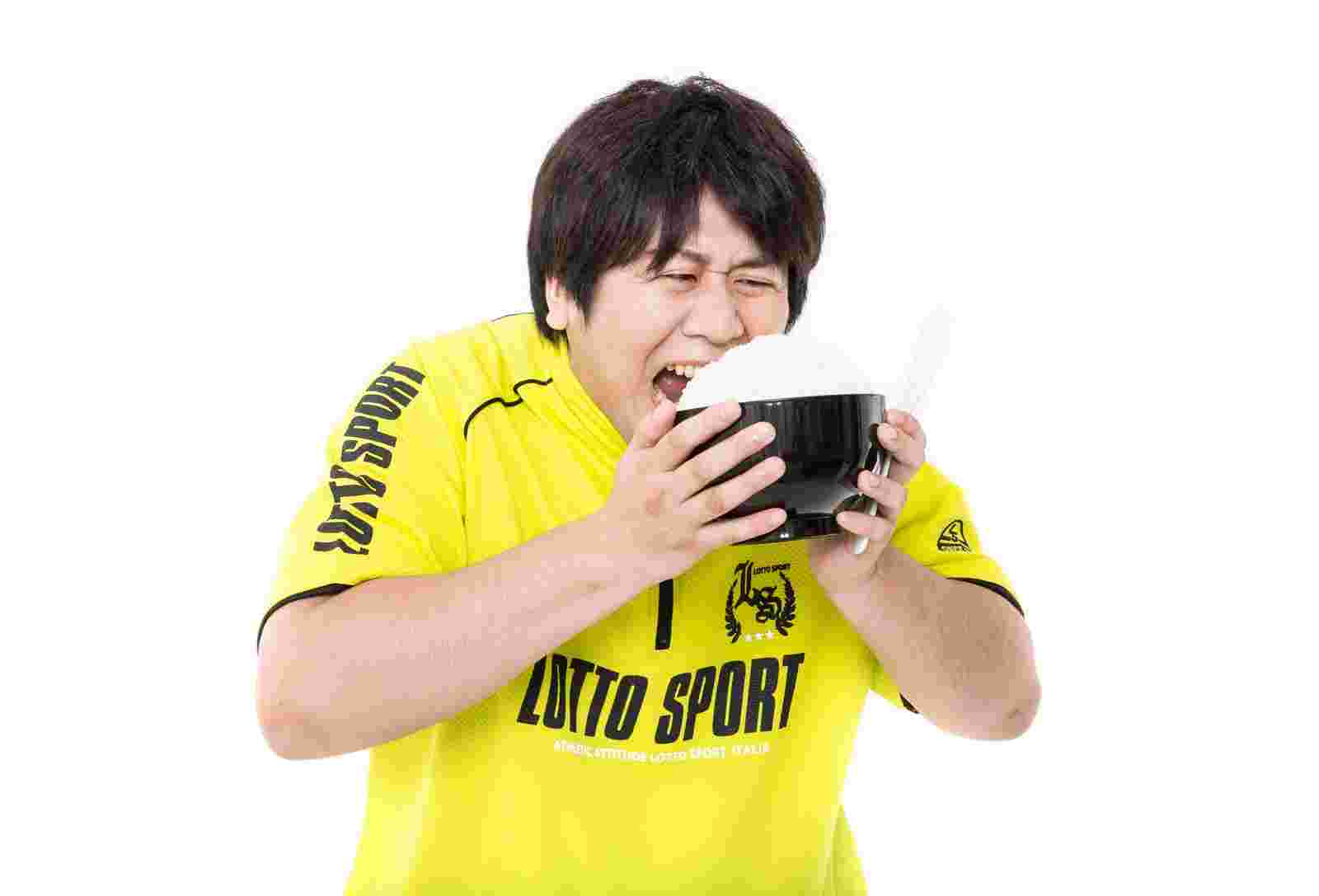 食べ過ぎの男性