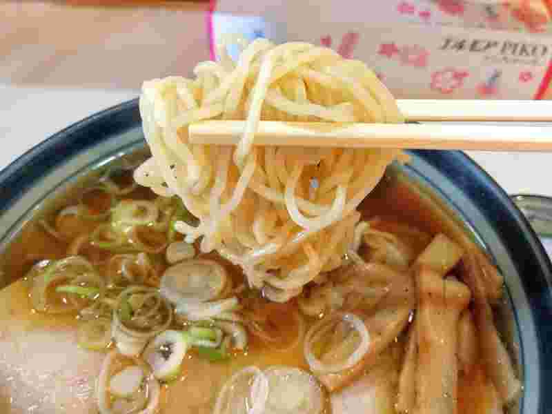 ワンタンメンの中太麺