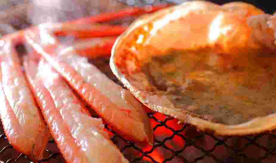 かにみそとかに足を焼いている様子