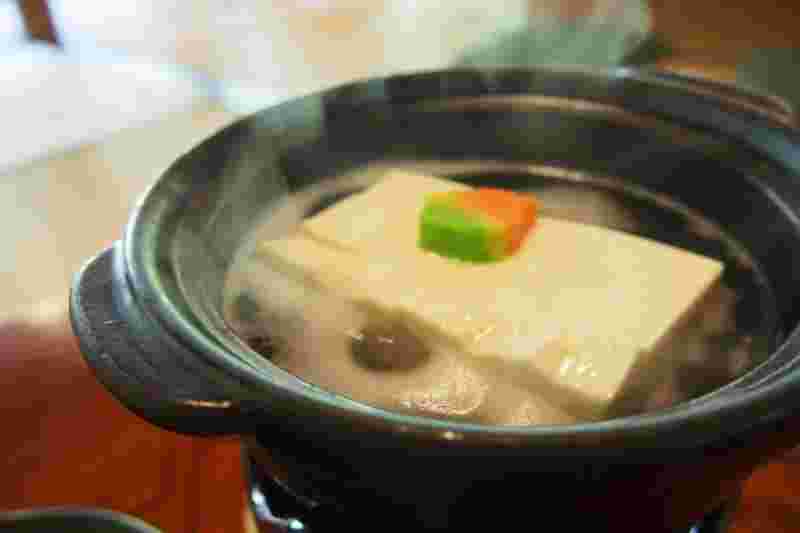 土鍋で温めた湯豆腐