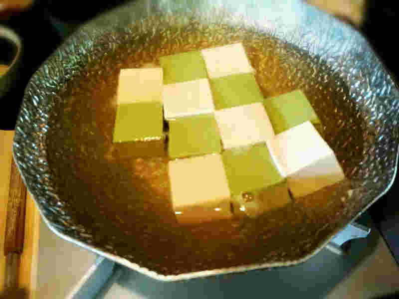 市松模様に並ぶ豆腐