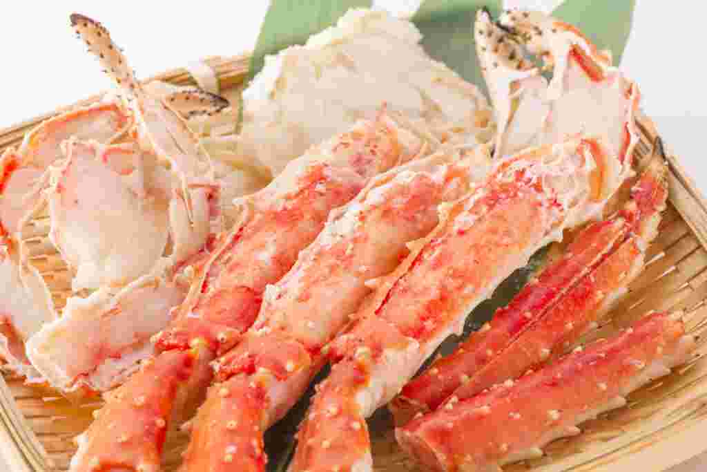 カニの足と半分にカットされたカニの足