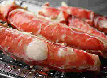 網の上で焼かれているタラバの足