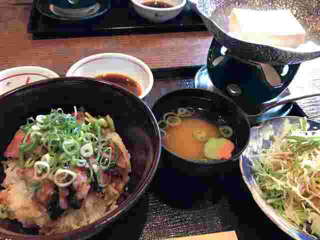 和牛ステーキ丼と湯豆腐