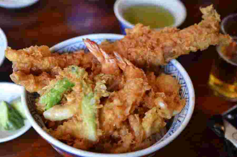 はみ出す天丼