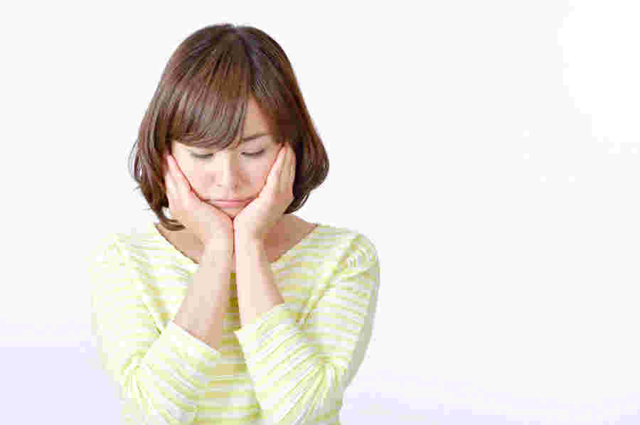 悩んでいる女性