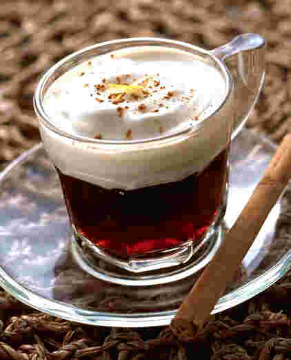白いクリームがのったカルーアティファナコーヒー