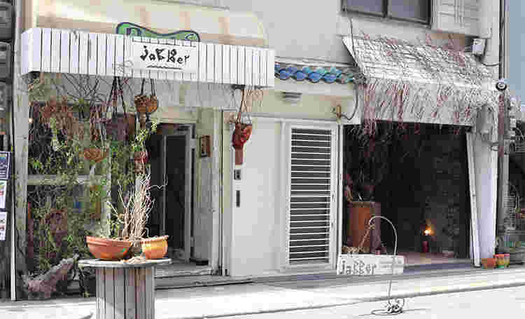 jaBBer（ジャバー）の店舗外観画像。一見古着屋には見えない店構えです。