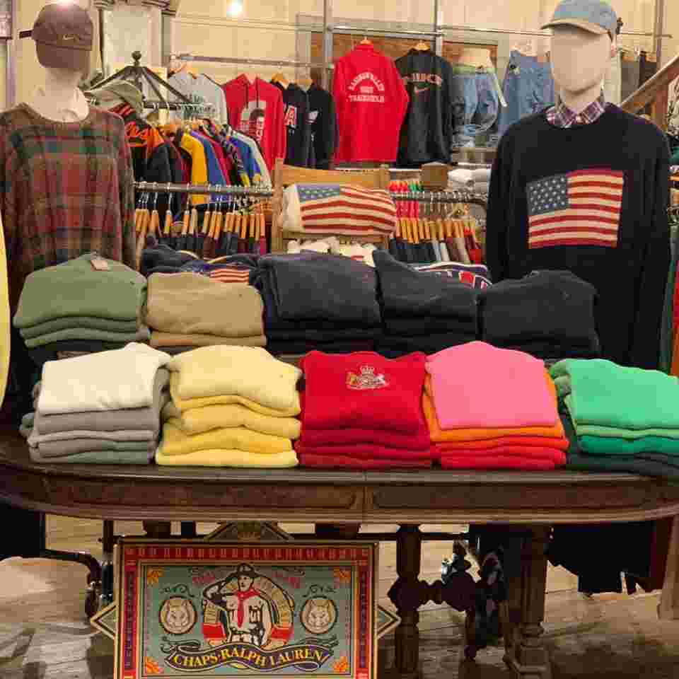 古着屋JAMのメンズコーナーの画像。おしゃれなアイテムがたくさん並んでいます。