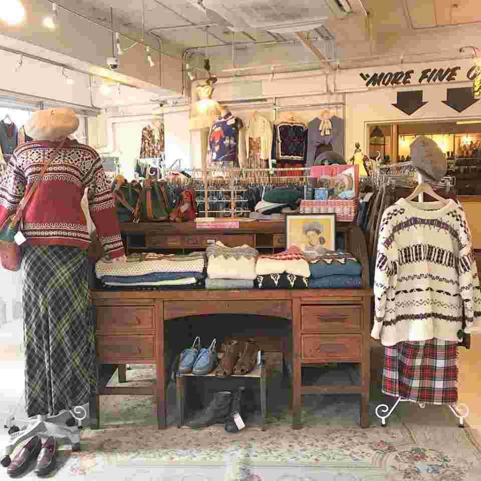 古着屋JAMのレディースコーナーの画像。全身トータルで揃えられます。