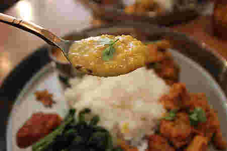 スプーンでカレーを食べる様子