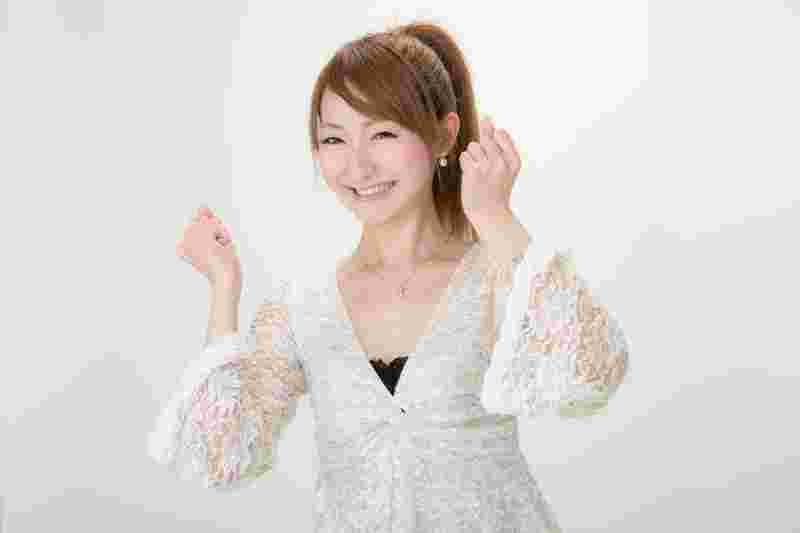 ガッツポーズの女性
