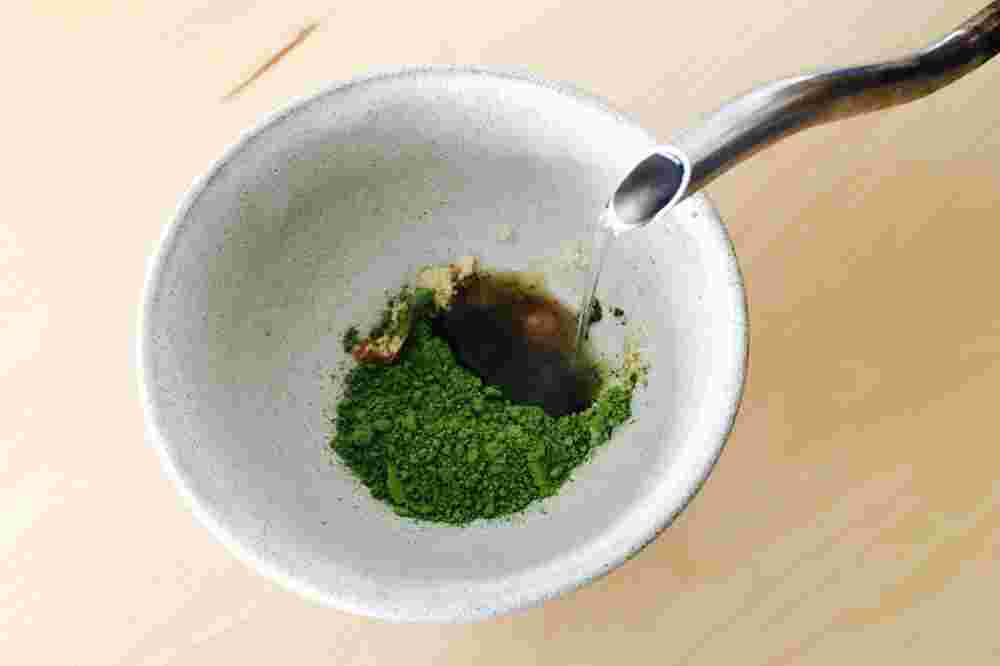 砂糖と抹茶をとかす