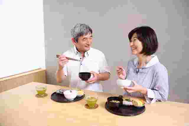 食事をしている人