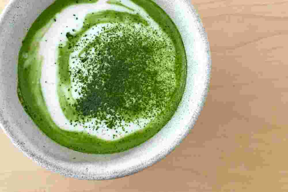 抹茶ラテに泡立てたミルクをのせる