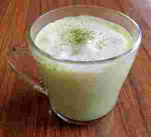 小豆入りの抹茶ラテ