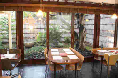 よーじやカフェの店内