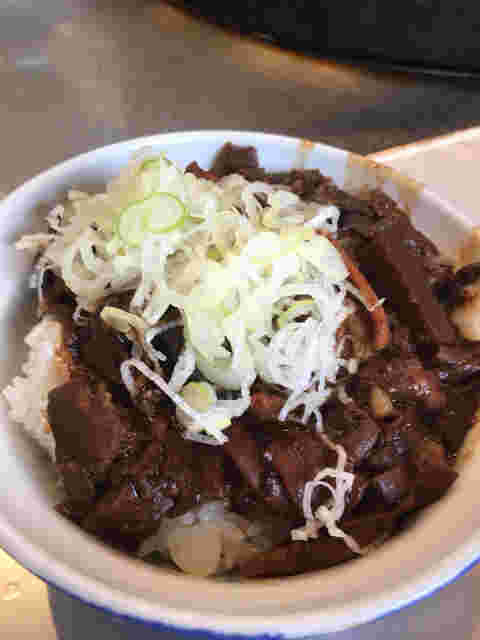 たっぷり盛られたホルモン丼