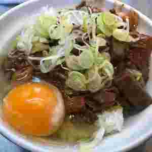 ホルモン丼と生卵
