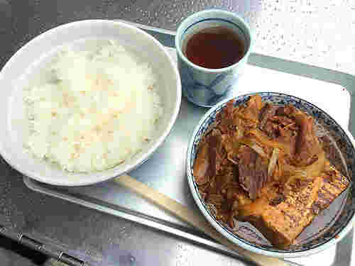 ごはんと肉どうふ