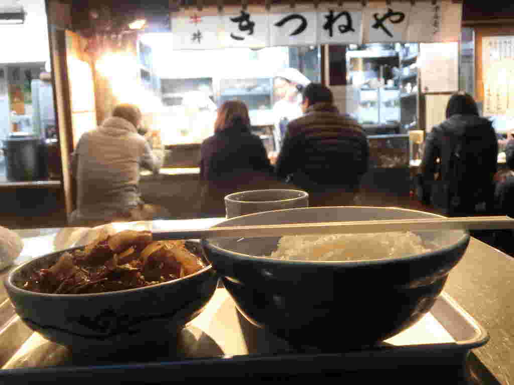 料理の湯気ごしに見るきつねや