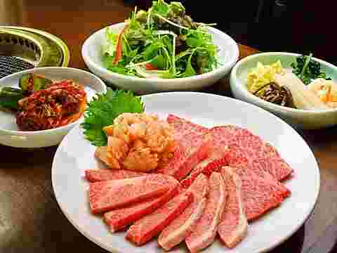 蘭のお皿に並んだ焼肉