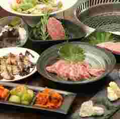 彩苑のお皿に並んだ焼肉