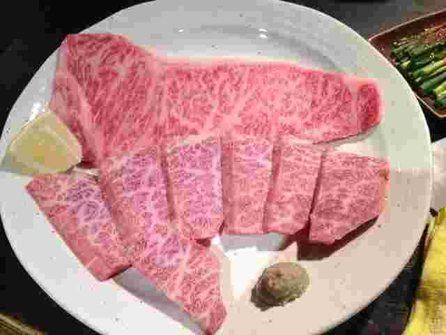 たじま屋のお皿に並んだ焼肉
