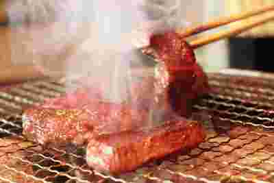 網でお肉を焼いている