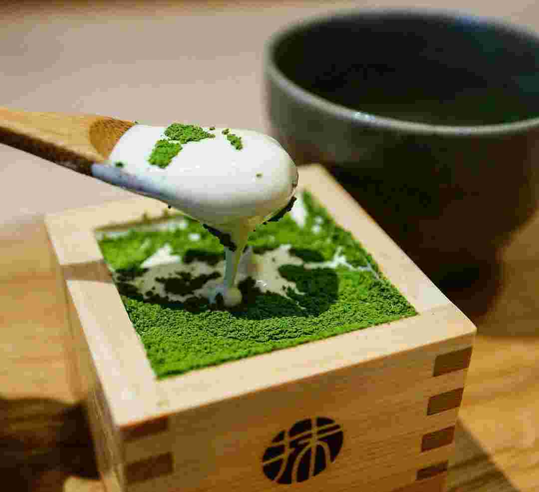 抹茶ティラミスをすくいあげているところ