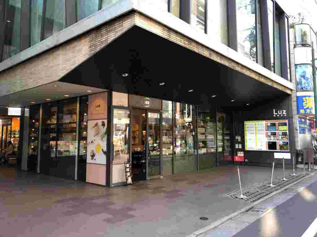 パンとエスプレッソと自由形店舗ビル