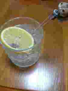 レモンサワーを作る様子