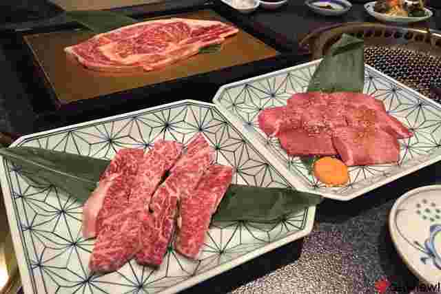 お皿の上にのっている生肉