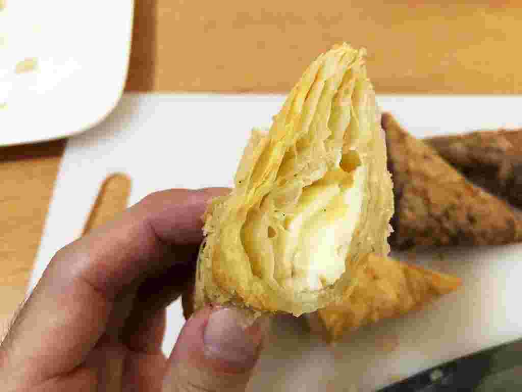 三角チョコパイ白の断面