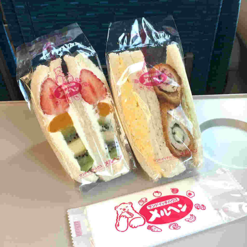 フルーツサンドと惣菜サンド