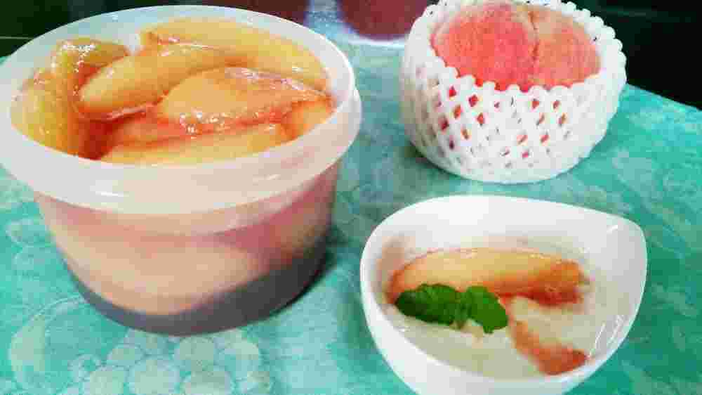 甘く煮詰めた桃のコンポート