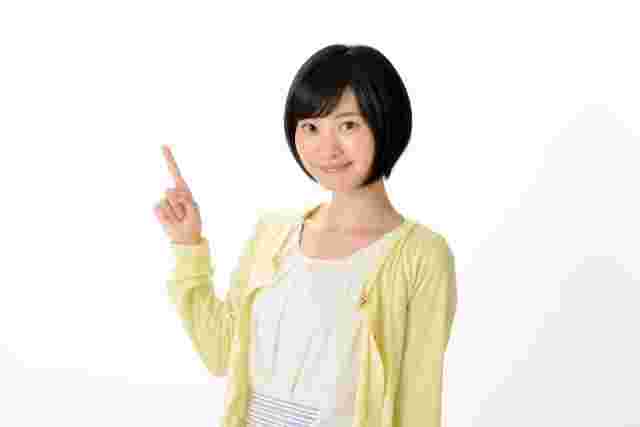 指を指す女性