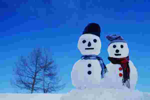 寒そうな外に2体の雪ダルマが冬模様を感じさせる