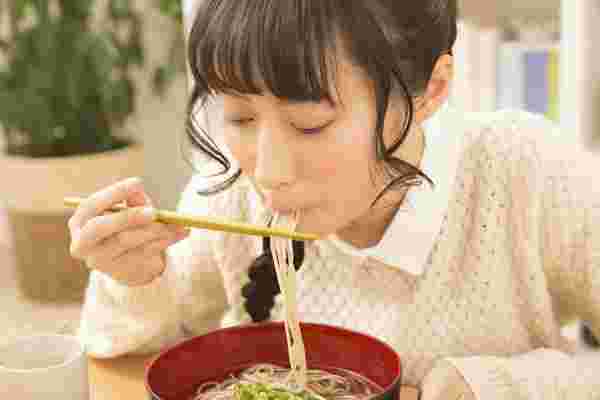 そばを食べる女性