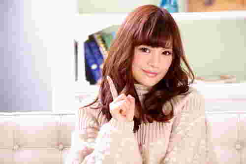 人差し指を立てる女性