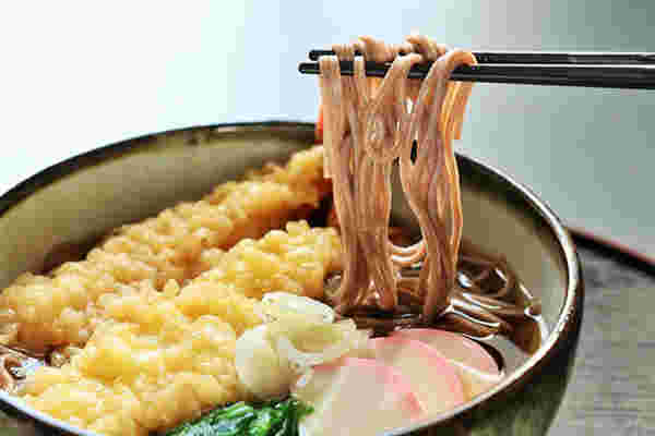 蕎麦を箸で持ち上げる