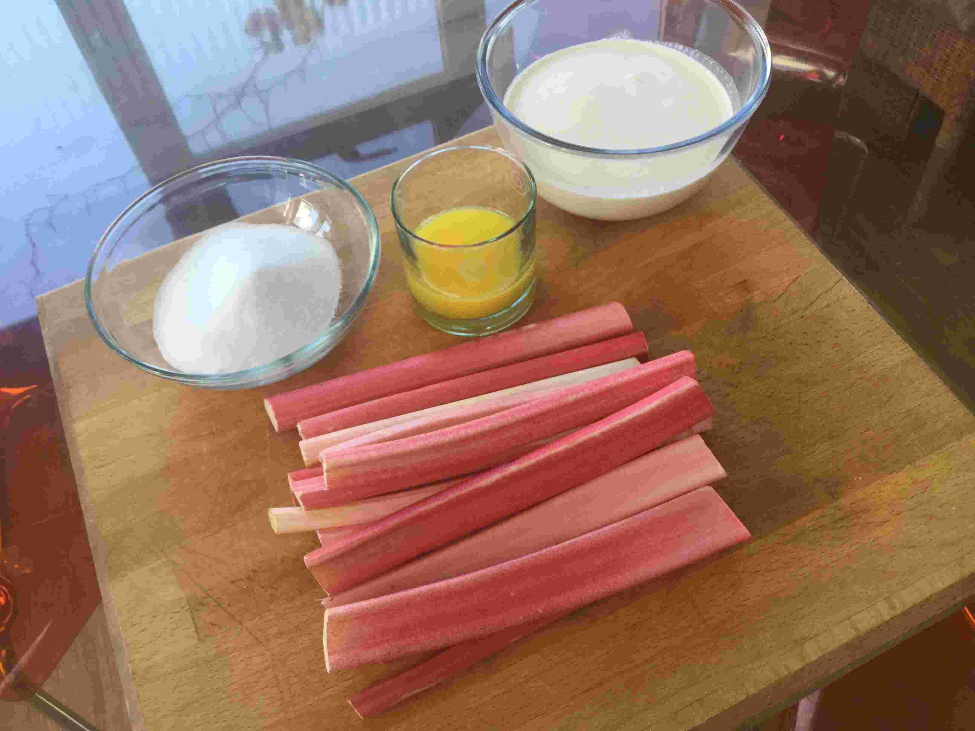 ルバーブフールの材料の写真