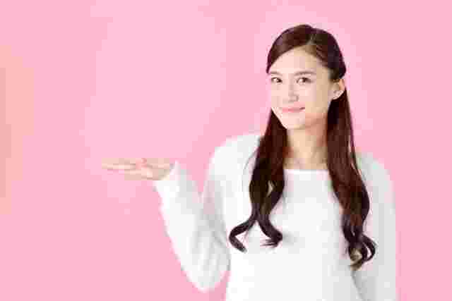 紹介する女性