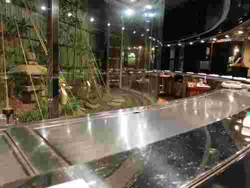 お店のカウンター席からみえる鉄板と日本庭園