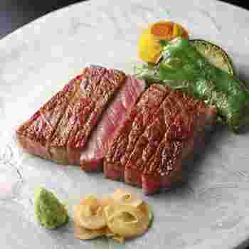 お店の切り分けられたステーキ