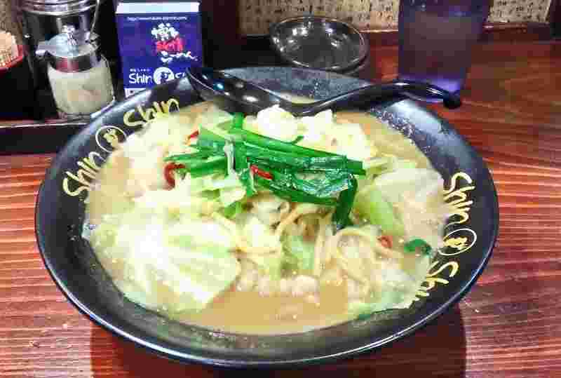 もつがトッピングされたラーメン